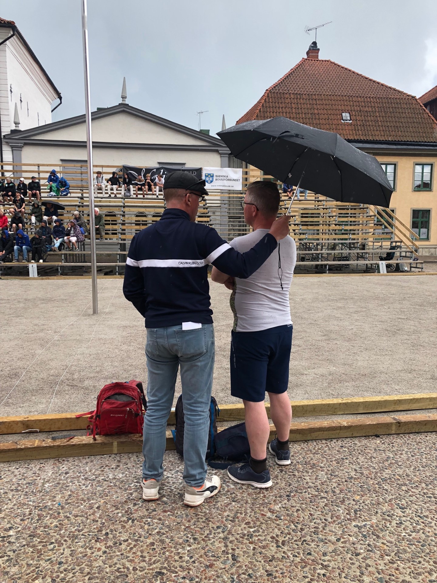Mats och Fredrik under ett paraply