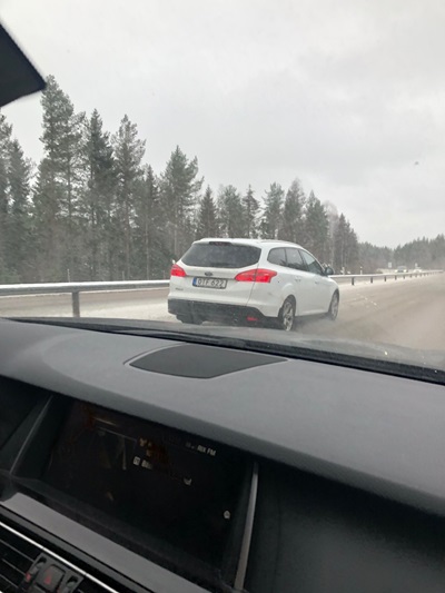 Micke kör om Inger på väg till Sundsvall