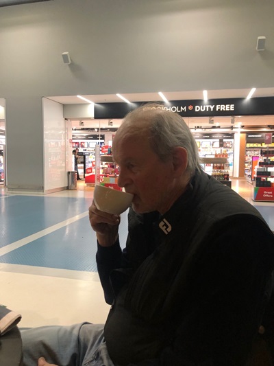 Kjell dricker kaffe på Arlanda